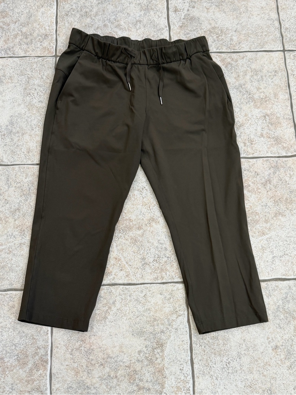 Women’s Lululemon On The Fly Crop *23" size 10 Dark Olive